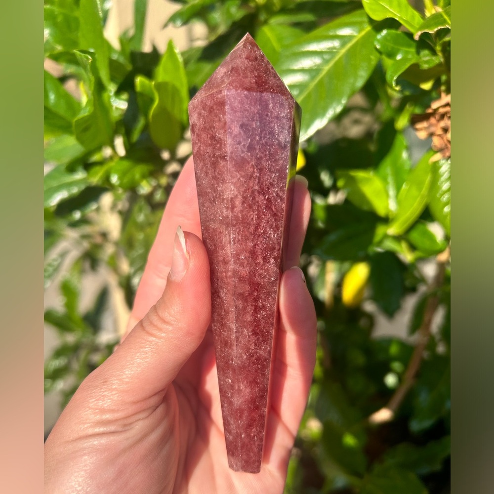 Strawberry quartz wand 🍓healing crystals,crystal healing,manifestation crystals,